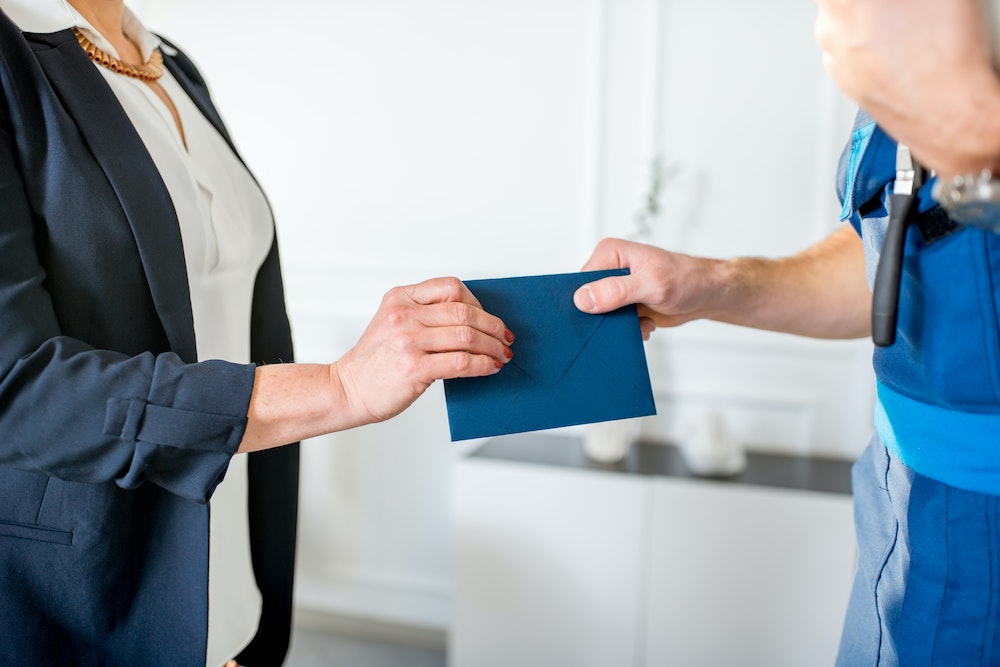 Les défis budgétaires avec un salaire brut de 2400 euros net : comment bien gérer ses finances ?