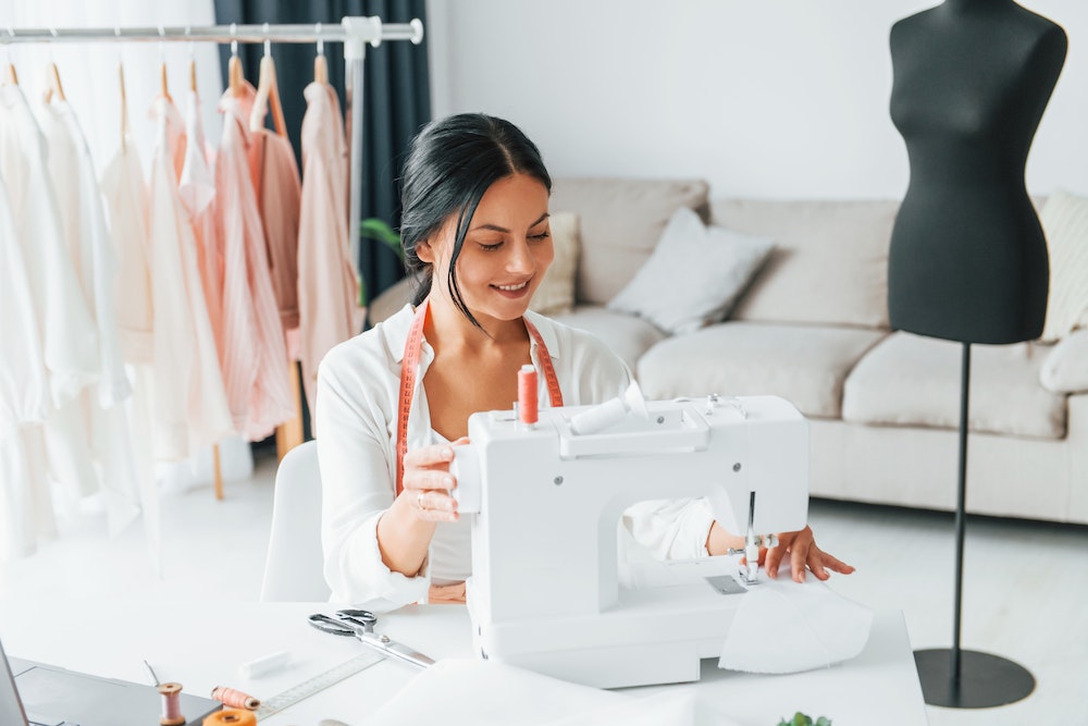 Tenue professionnelle obligatoire : enjeux, limites et conseils pour les entreprises
