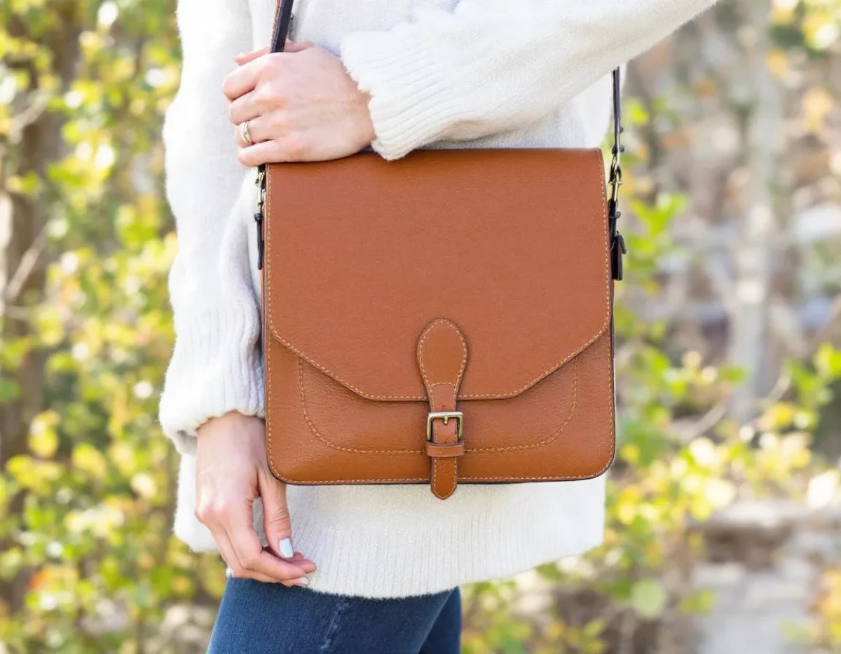 Sac bandoulière en cuir : intégrer une démarche slow fashion
